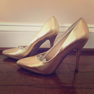 Gold Pointed-toed Heels